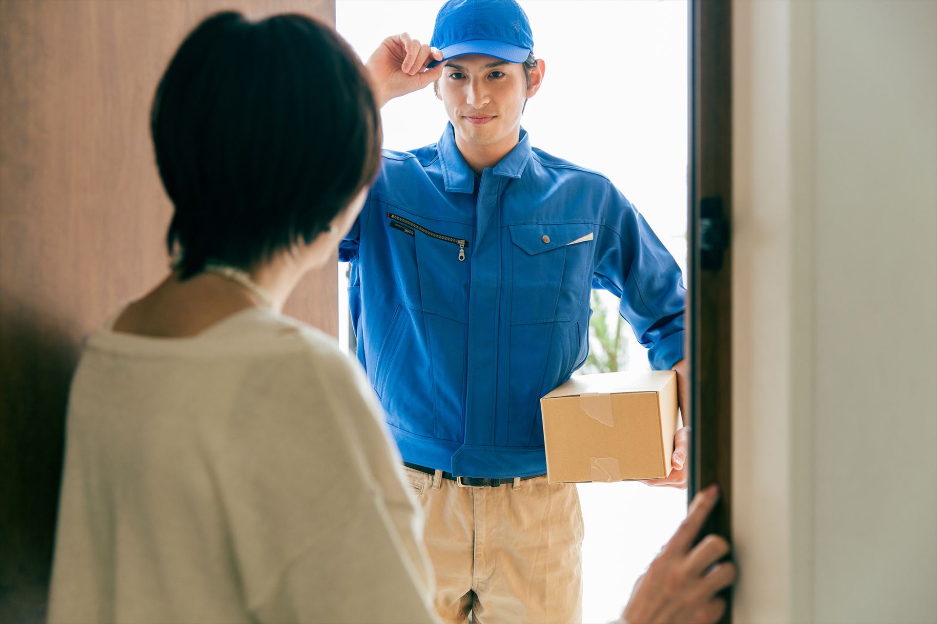顧客に挨拶するスタッフ